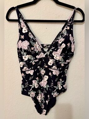 Sea Level Vneck Floral 1pieace Swimsuit Size 10 adjustable shoulder straps